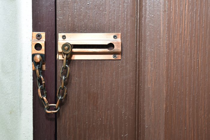 22 Signs Your House Is Vulnerable to Being Robbed