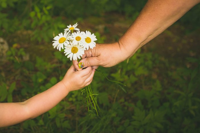 35 Little Acts of Kindness to Brighten Someone’s Day