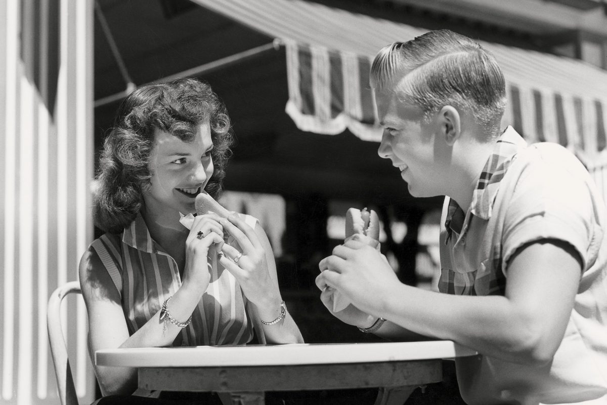 couple eating hotdogs
