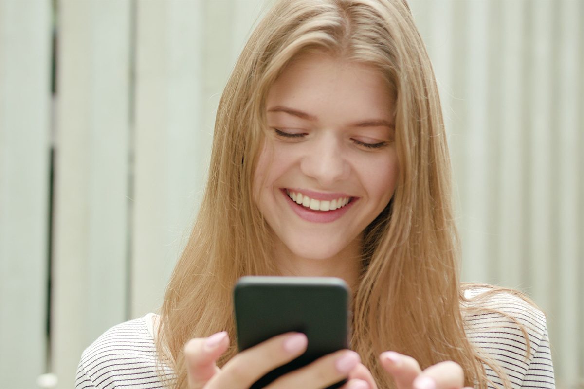 12 Things You Should Never Do Over Text Message Gettyimages 1078136220