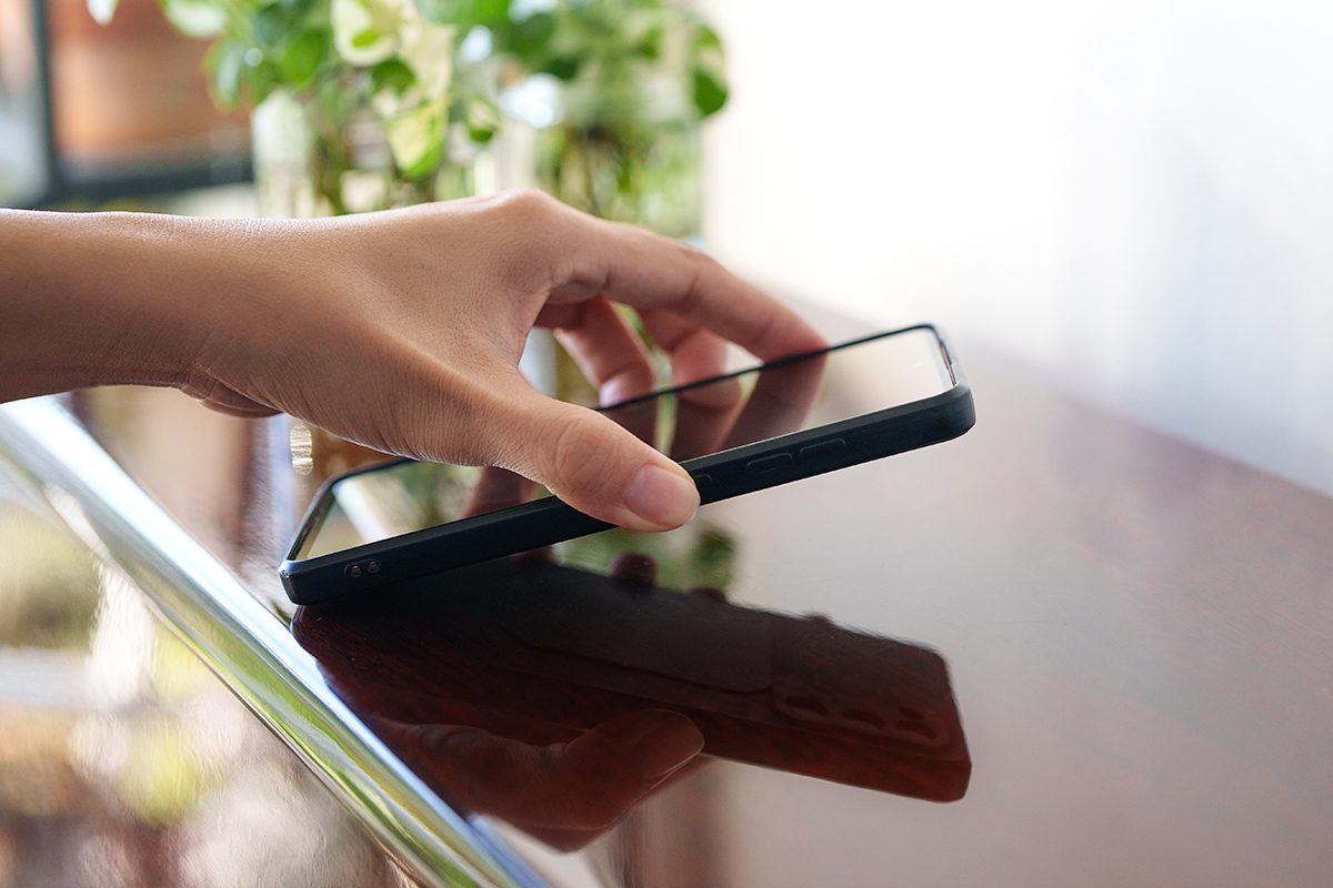 12 Things You Should Never Do Over Text Message Gettyimages 2092641218