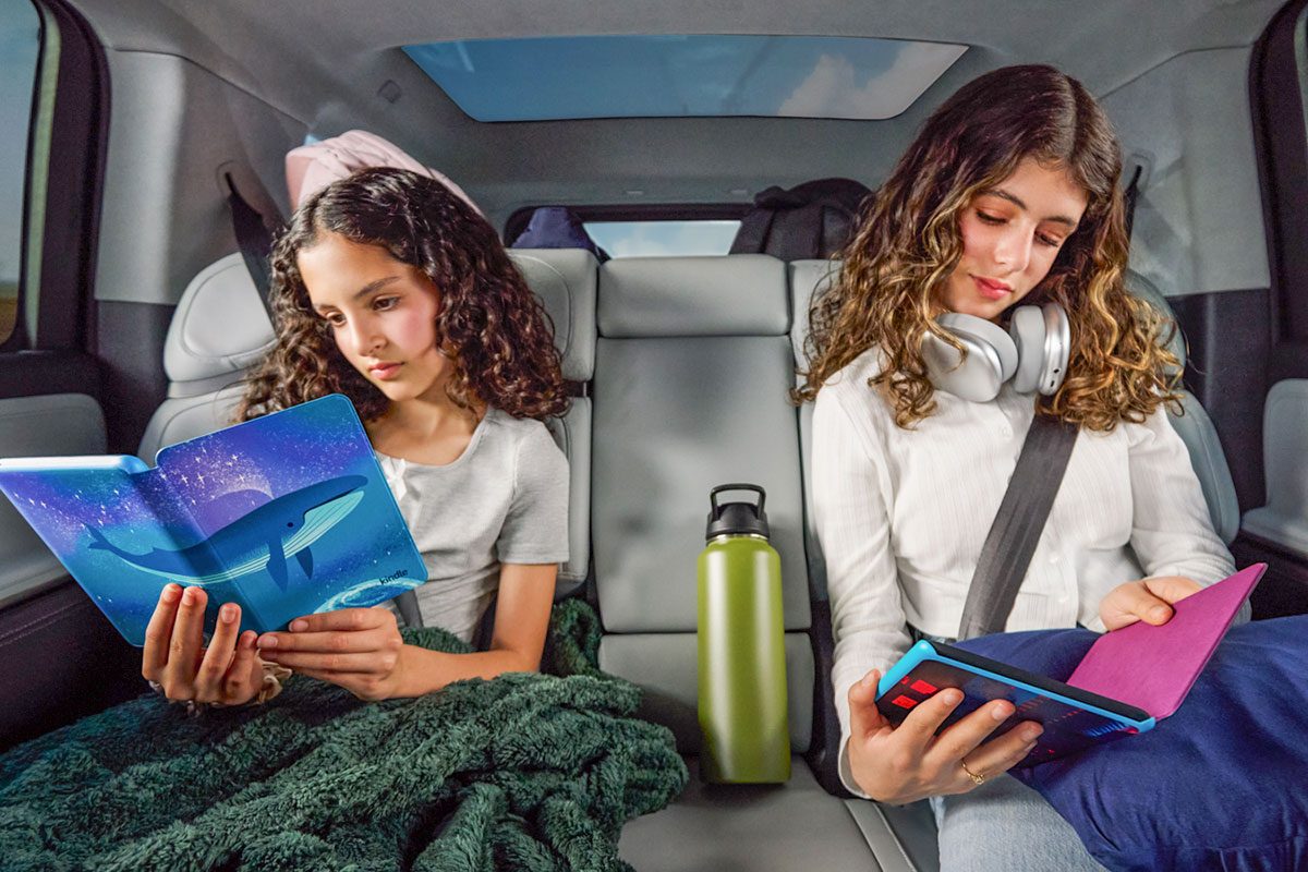 Actor Josh Gad's kids reading in the car